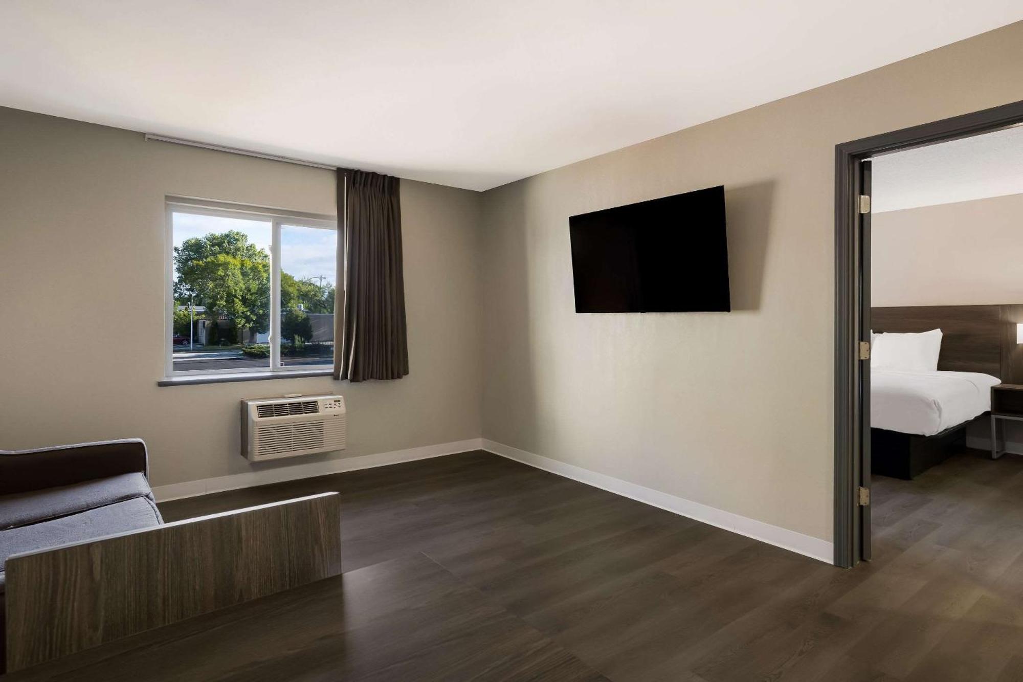 Suburban Studios Milwaukee Airport Екстериор снимка