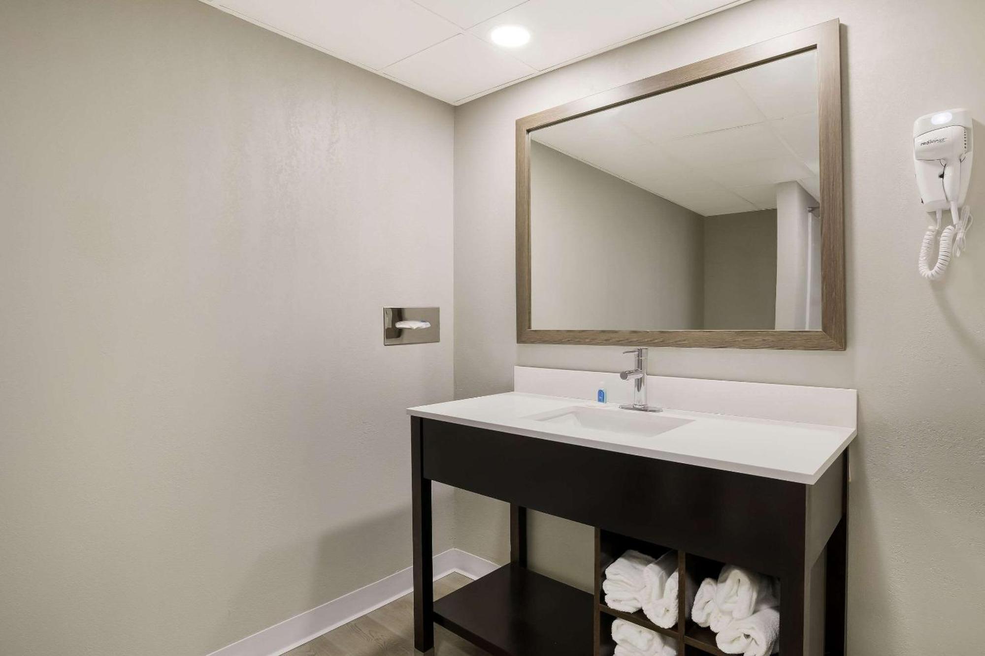 Suburban Studios Milwaukee Airport Екстериор снимка