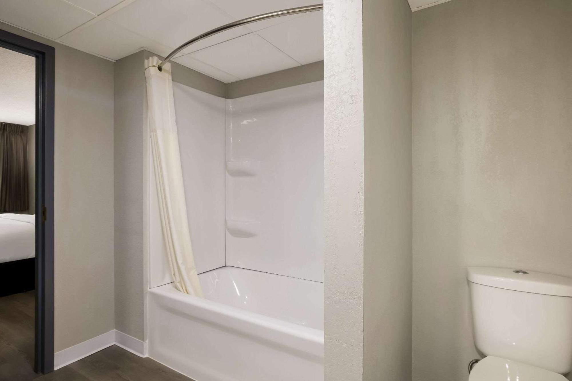 Suburban Studios Milwaukee Airport Екстериор снимка